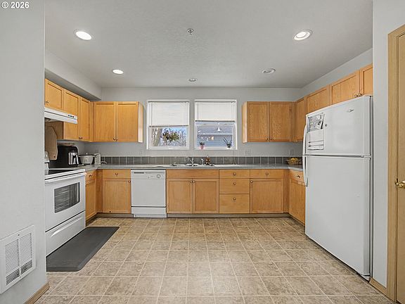 5th image of 3233 SE 122nd Ave APT D