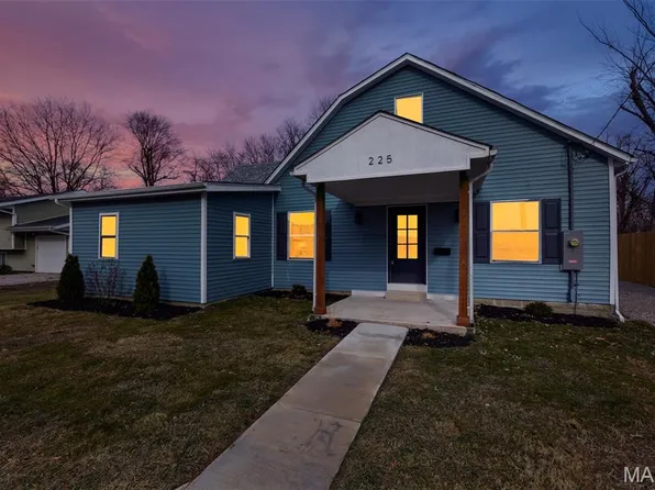 225 E Macoupin St, Staunton, IL 62088