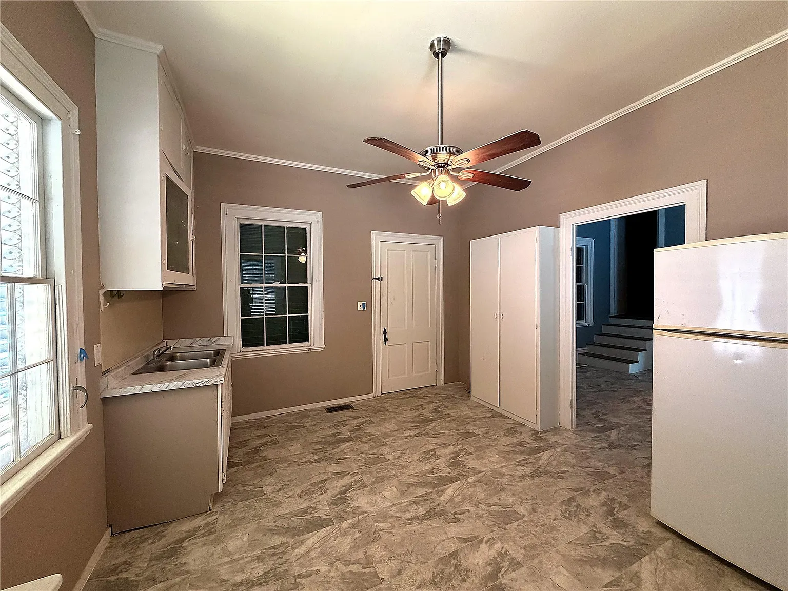 2 bed, 1.0 bath, 1702 sqft, $2,100 — Photo 2