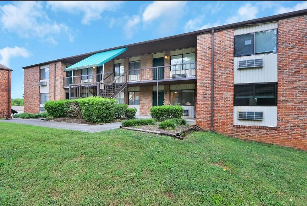 2 bed, 580 sqft, $1,300 — Photo 1