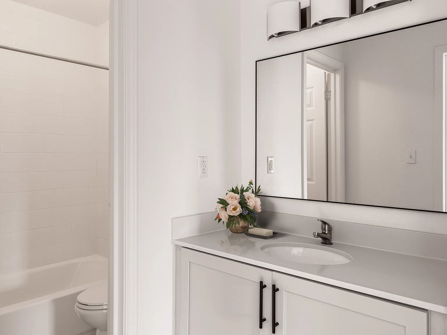 1 bed, 670 sqft, $999 — Photo 3