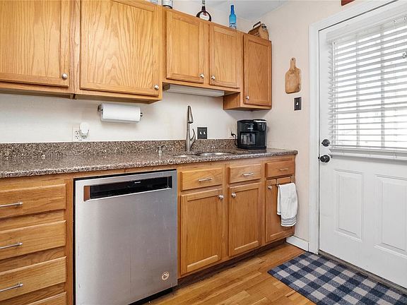 4th image of 619 Rochester Dr