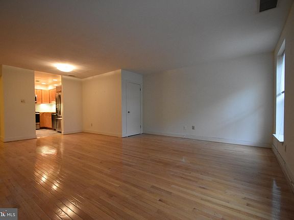 4th image of 322 Bainbridge St #C