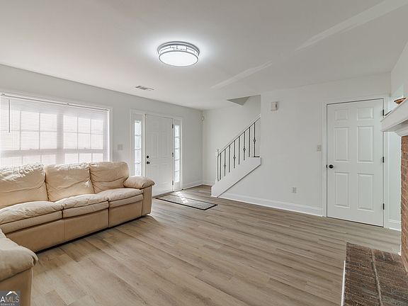3rd image of 104 Tamara Ct