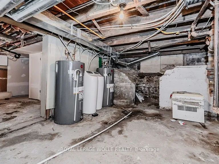 76 Wellington St N #A — Photo 17