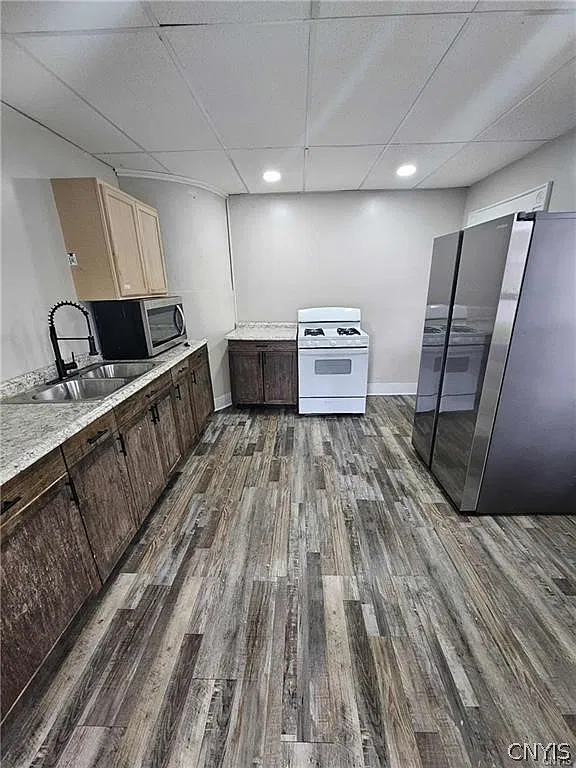 3 bed, 1.0 bath, 5658 sqft, $1,300 — Photo 3