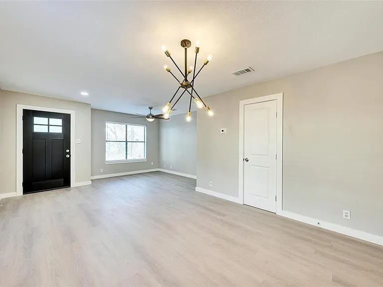 6400 Auburn Dr #B — Photo 2