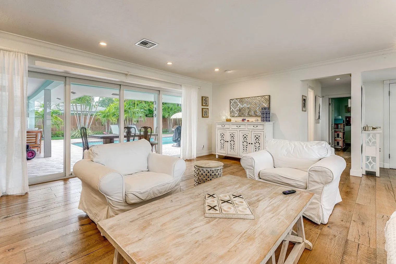 3 bed, 2.0 bath, 2572 sqft, $4,900 — Photo 3