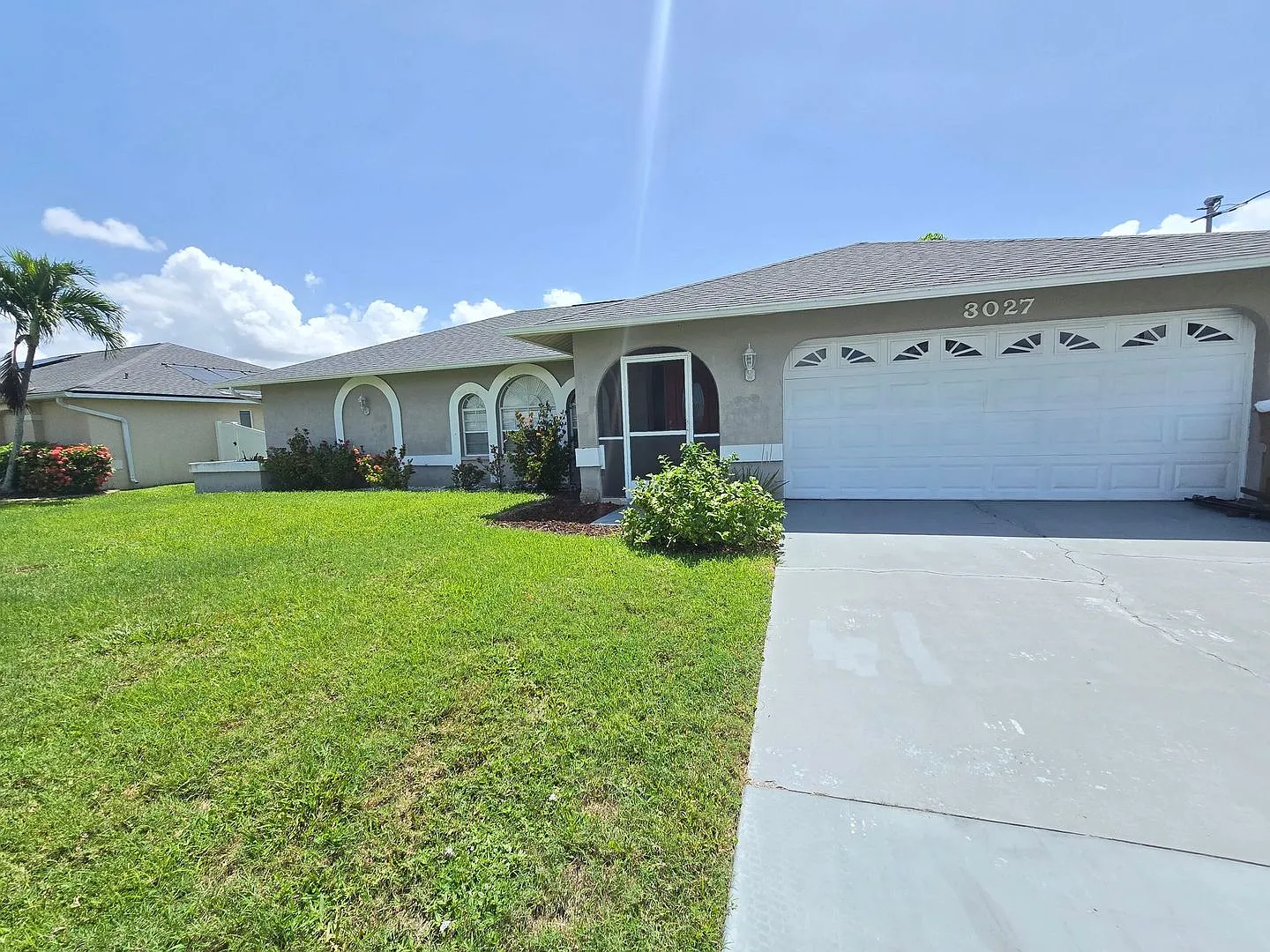 3 Bedroom W/ Den + Office Space + 2 Car Garage and Fenced in Yard - Annual Rental — Photo 1