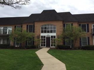 207 W Park Ave APT 103, Libertyville, IL 60048