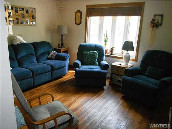 3rd image of 296 Ellen Dr