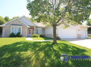 1411 Ravenwood Dr, Waconia, MN 55387