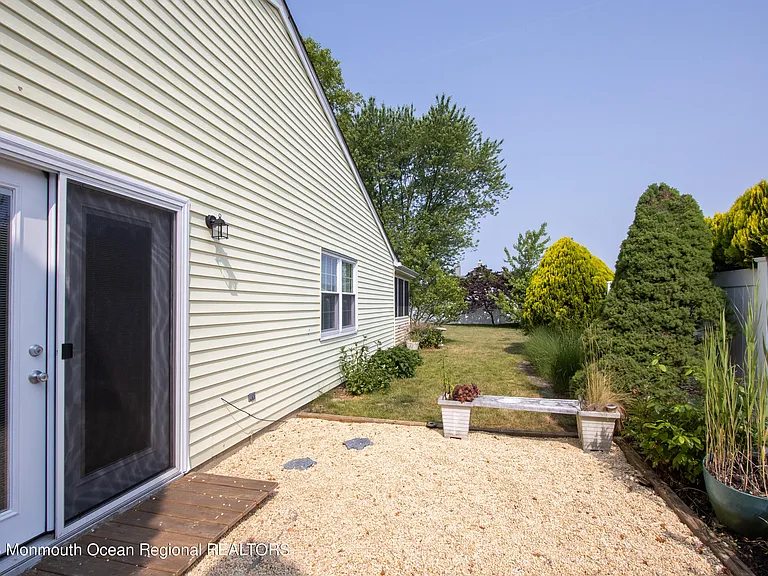 49 Williamsburg Dr — Photo 35