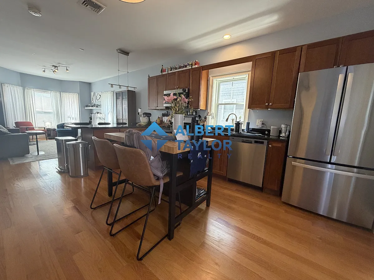 Building Photo - 111 Pleasant St #4