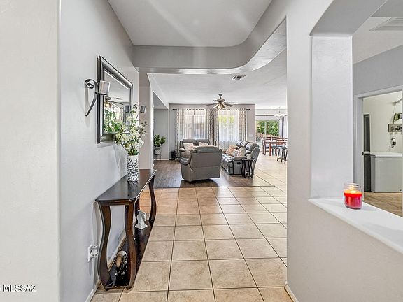 4th image of 832 E Grosvener Hills Pl