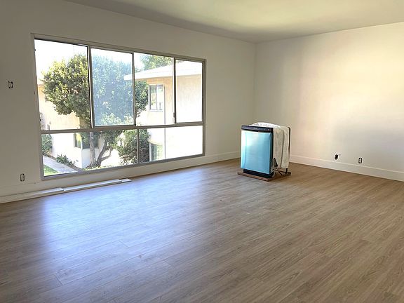 3rd image of 1607 Amberwood Dr APT B