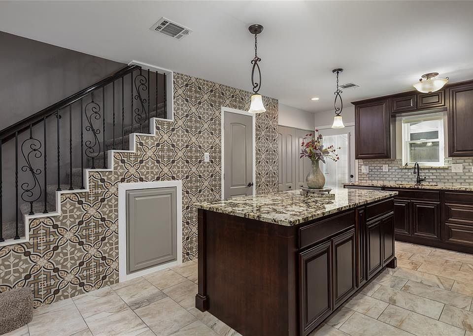 1st image of 109 Churchill Ln