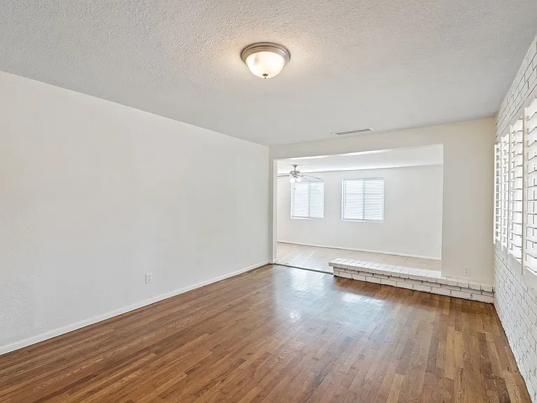 901 E Hearn Rd — Photo 8