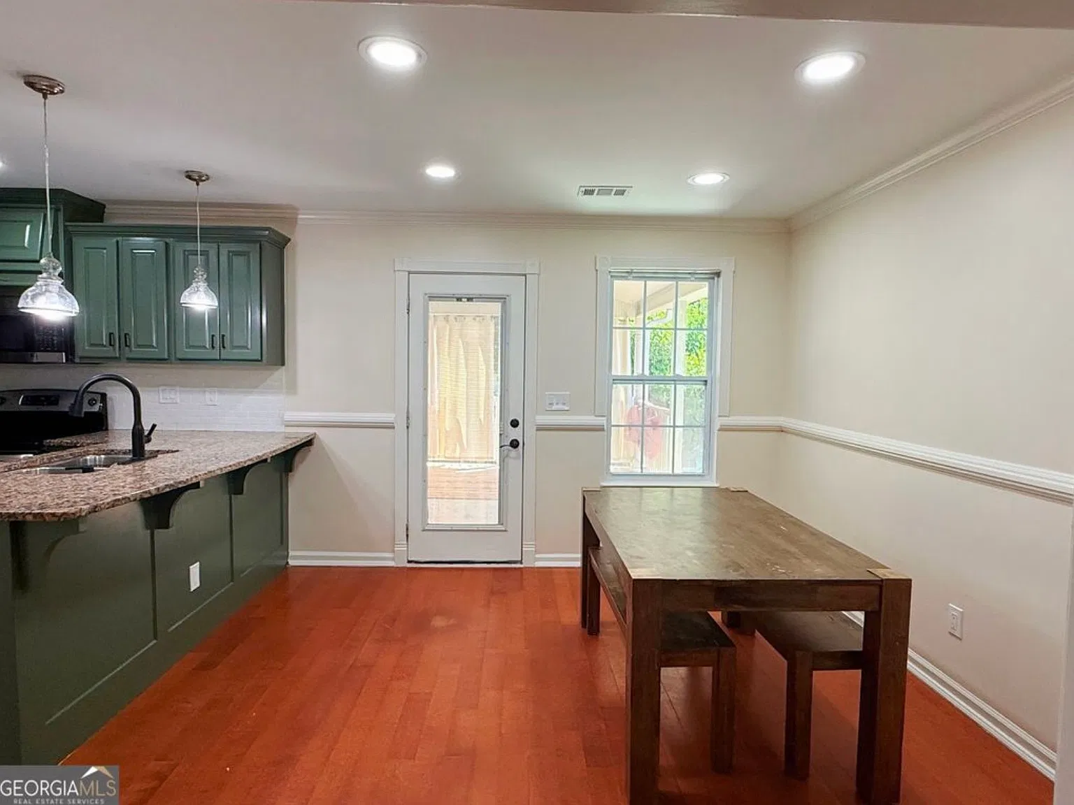 4 bed, 2.5 bath, 1338 sqft, $2,300 — Photo 2
