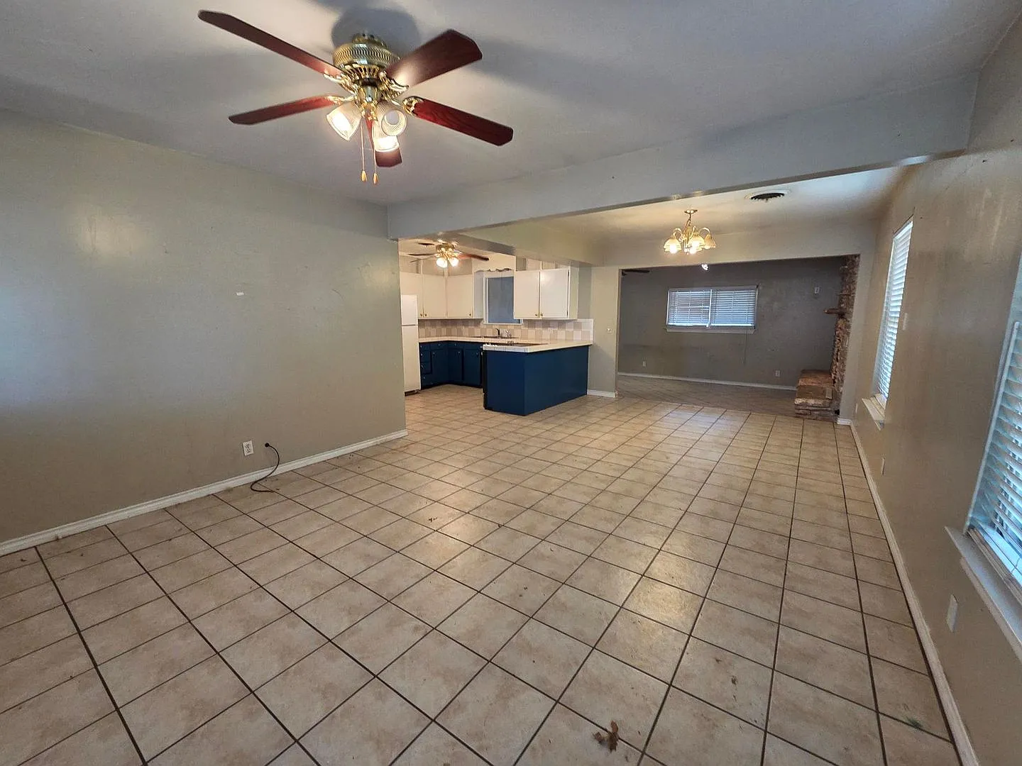 For Lease!! Great Location! — Photo 3