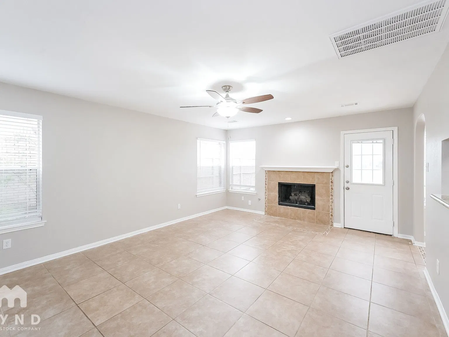 3 bed, 2.5 bath, 1858 sqft, $2,295 — Photo 4