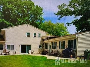 8 Scheid Dr, Parlin, NJ 08859