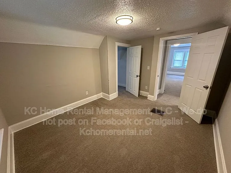 3016 E 32nd St — Photo 44
