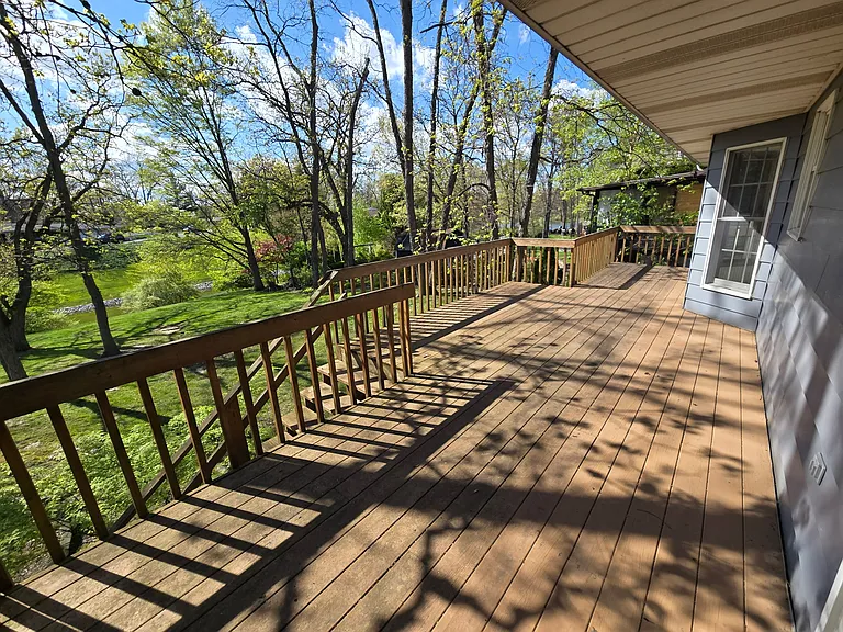 Back deck with direct lake access to Bass lake