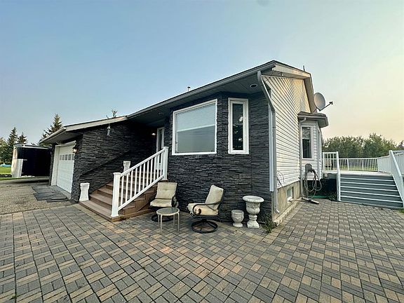2nd image of 150 SW Lauras Spruce Dr