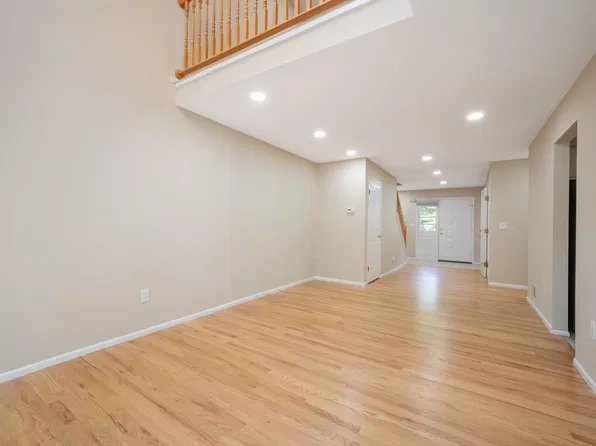 18 Guilford Ct, Morris Plains, NJ 07950