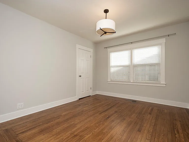 904 Paloma Ave — Photo 2