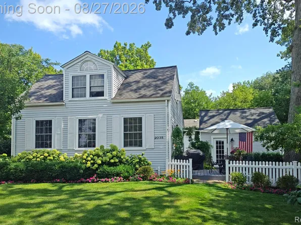 2035 Willow Beach St, Keego Harbor, MI 48320