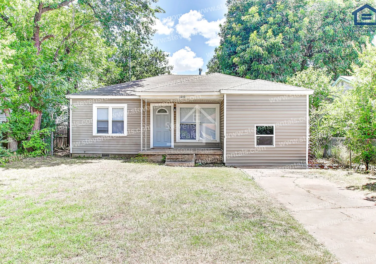 $400 Off First Months Rent! Charming Cozy Home — Photo 2