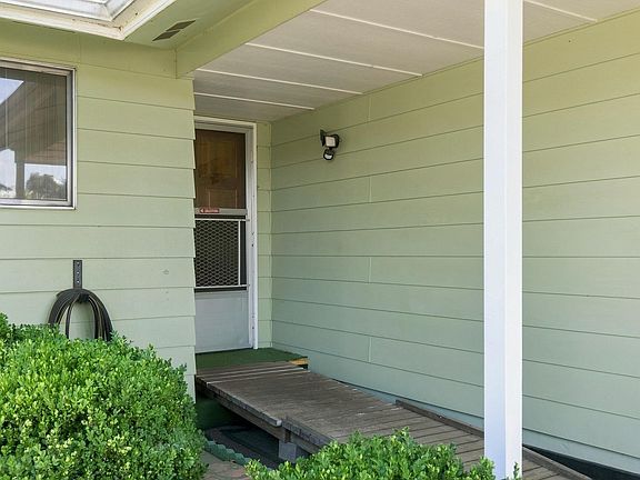 3rd image of 828 Oregon Way