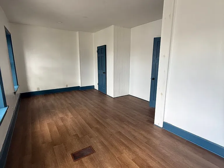 112 E North St — Photo 10