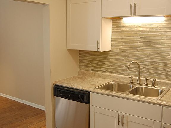 2nd image of 228 Des Plaines Ave APT 203