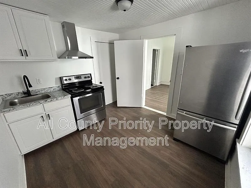 2 bed, 1.0 bath, $1,025 — Photo 2