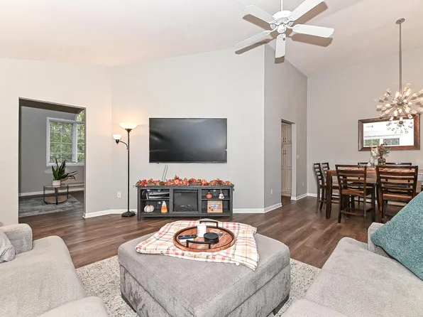 8957 Woodbridge DRIVE #8957, Greendale, WI 53129