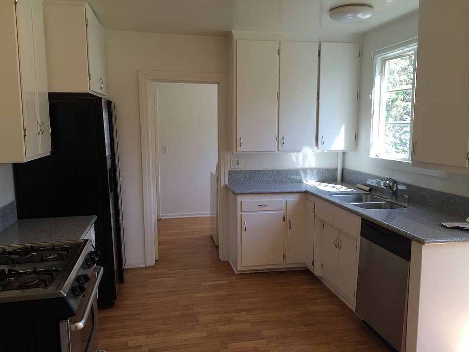2nd image of 602 N Canon Dr
