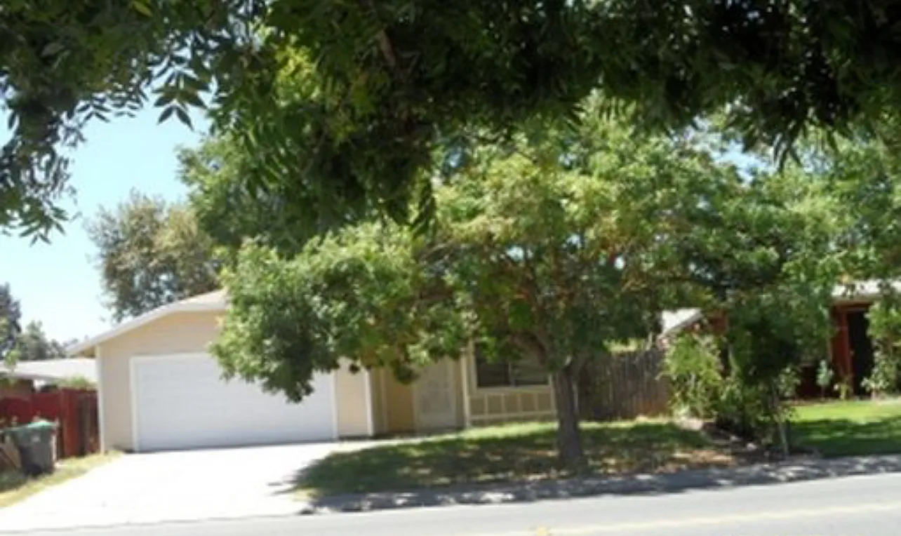 3 bed, 1108 sqft, $2,300 — Photo 1