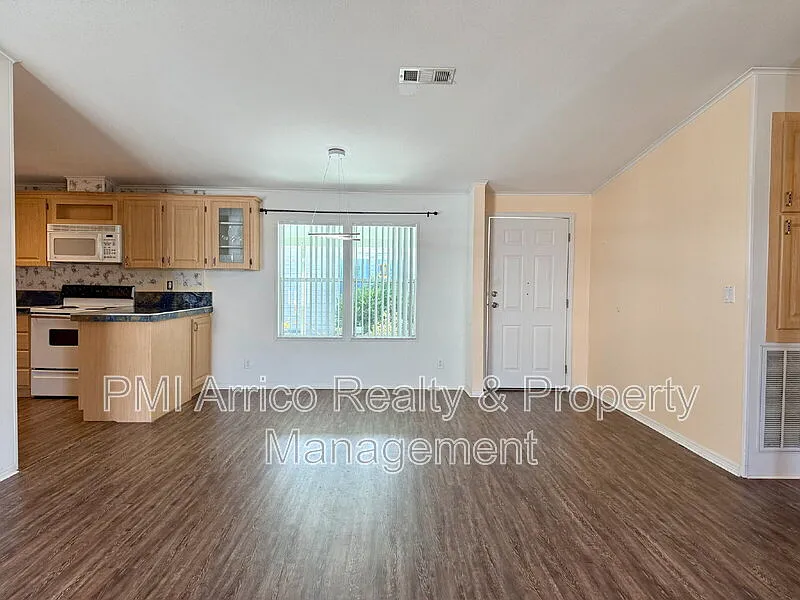3 bed, 2.0 bath, 1680 sqft, $1,675 — Photo 4