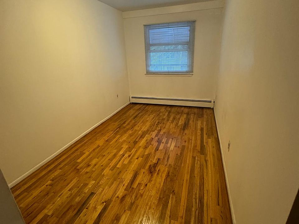 2nd image of 437 Saint Lawrence Ave #2