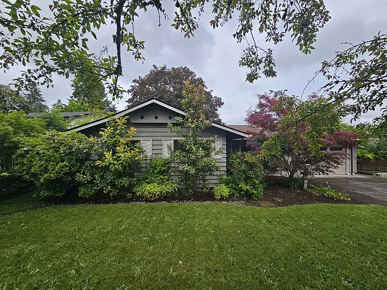 690 SW 130th Ave — Photo 2