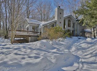 2142 Red Spruce Rd, Pocono Pines, PA 18350