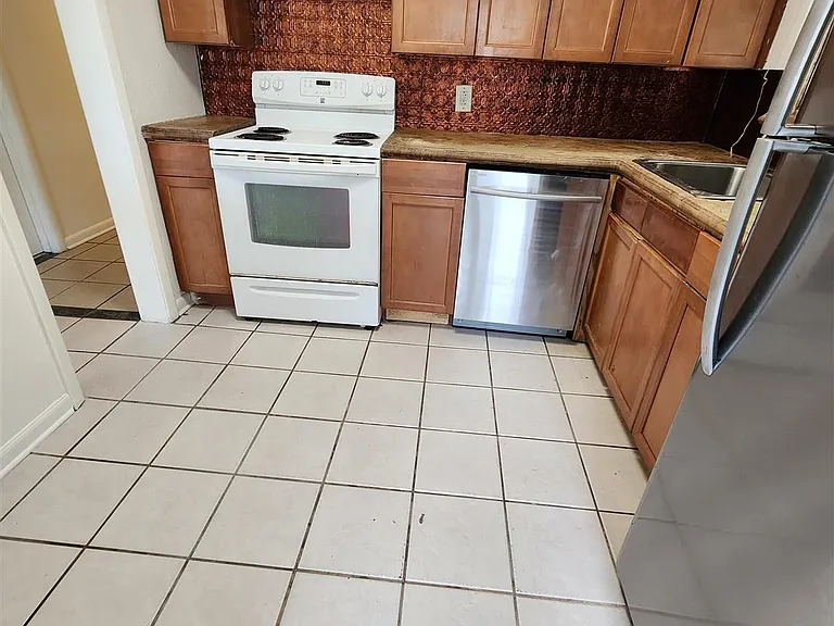 605 Edison Dr — Photo 3