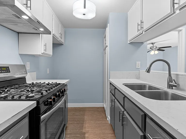 533 E 11th Street — Photo 3