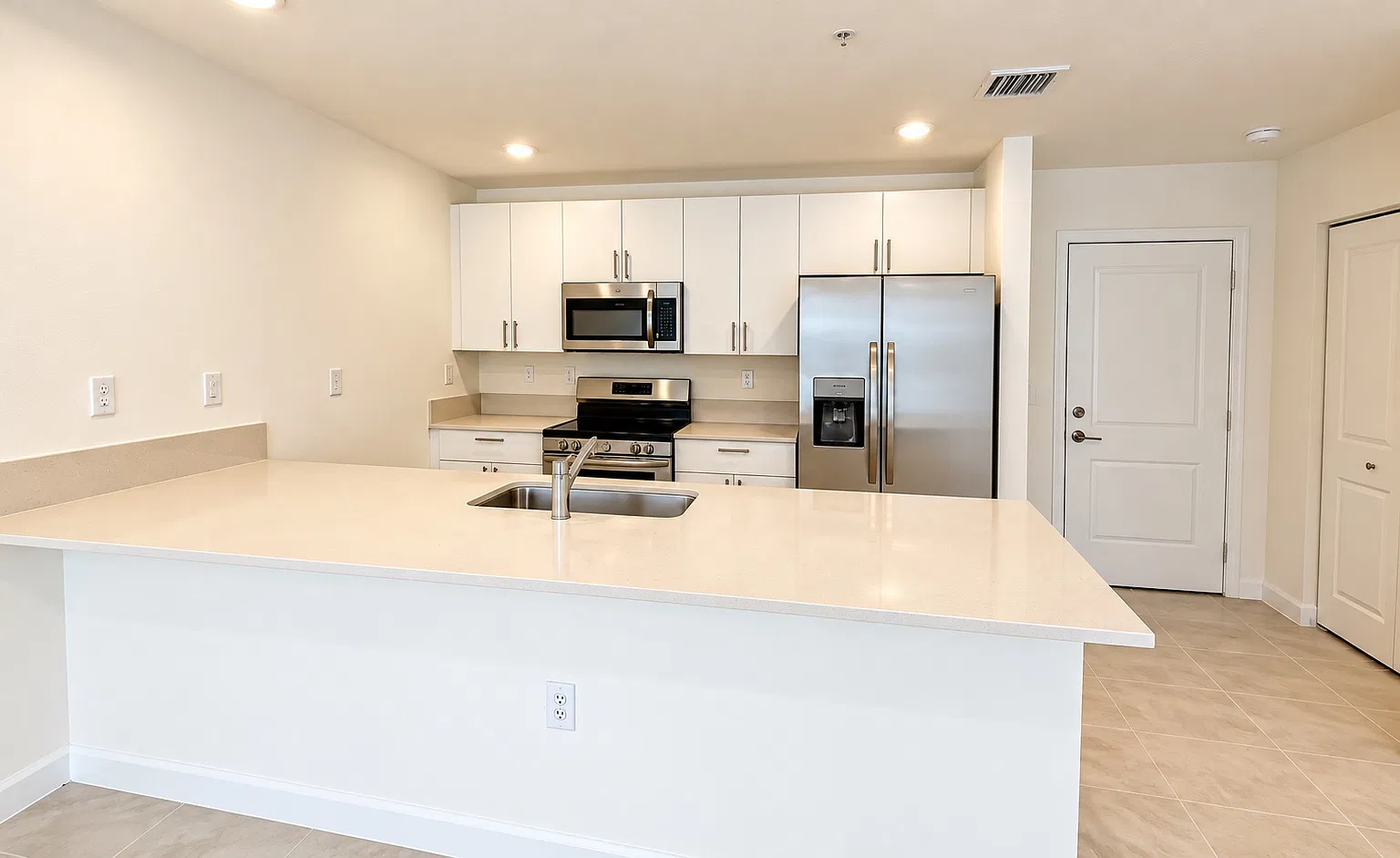 3 bed, 2.5 bath, 1410 sqft, $2,500 — Photo 4