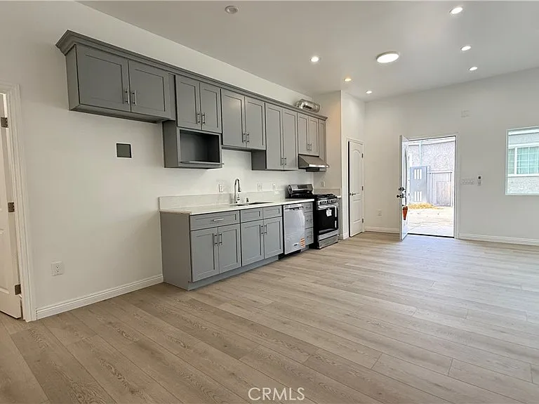 656 E E St #I — Photo 11