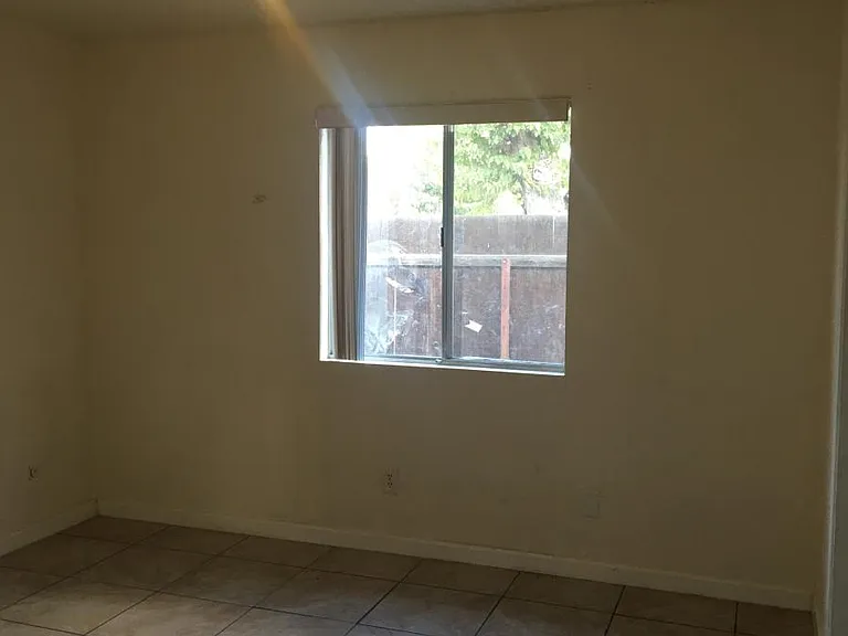 Roberts Ln — Photo 4