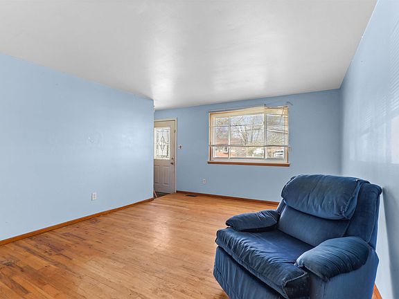 3rd image of 6715 Niagara St